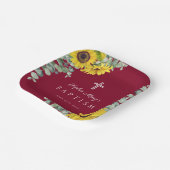 Elegante Burgund Blütenblumen kreuzen Taufe Pappteller (Gewinkelt)