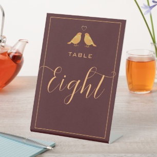 Elegante Burgunderrote und goldene Vögel Tisch Num Sockelschild
