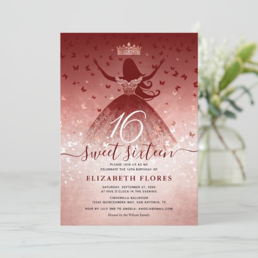 Elegante Burgundy Blume Rose Gold Sweet 16 Einladung (Stehend Vorderseite)