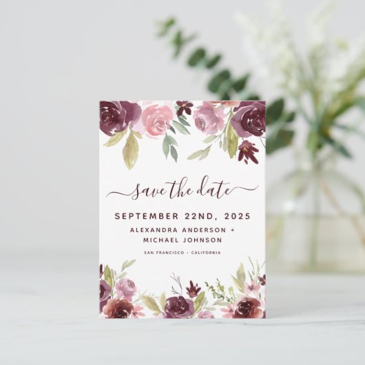 Elegante Burgundy Blume Save the Date floral Ankündigungspostkarte (Stehend Vorderseite)