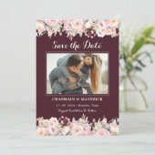Elegante Burgundy Blumenrosa Hochzeit speichern Si Einladung (Stehend Vorderseite)