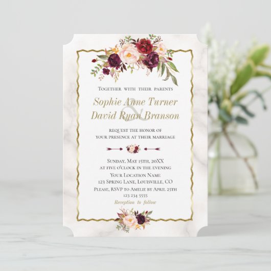 Elegante Burgundy Blush Blume Hochzeit Gold Marble Einladung (Stehend Vorderseite)