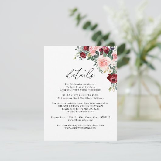 Elegante Burgundy Blush Blumenzettel Details zur H Begleitkarte (Stehend Vorderseite)