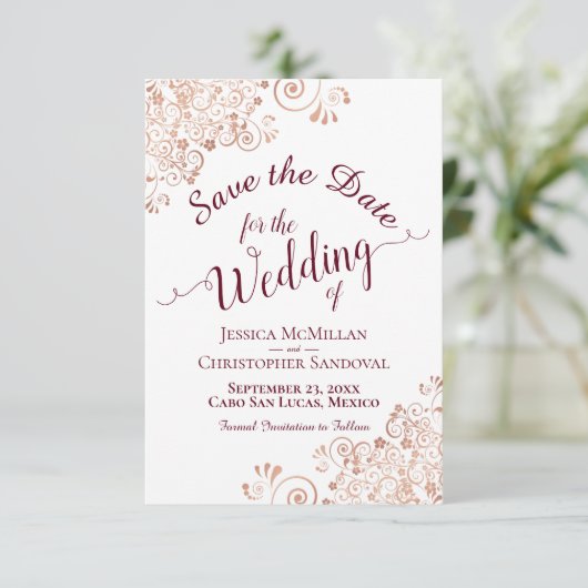 Elegante Burgundy Calligraphy & Rose Gold Wedding Save The Date (Stehend Vorderseite)