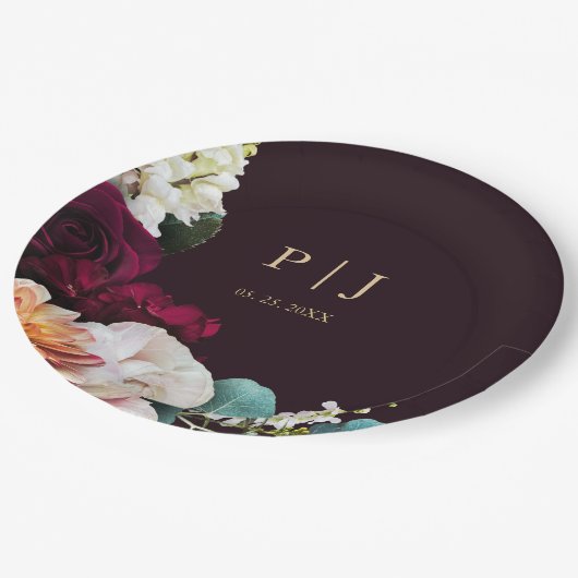 Elegante Burgundy Floral Gold Monogram Wedding Pappteller (Schrägansicht)
