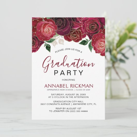 Elegante Burgundy Floral Graduation Party Einladung (Stehend Vorderseite)