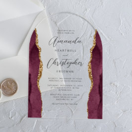 Elegante Burgundy Gold Agate Script Arch Wedding Acryleinladungen