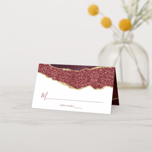 Elegante Burgundy & Gold Agate Wedding Platzkarte (Vorderseite)
