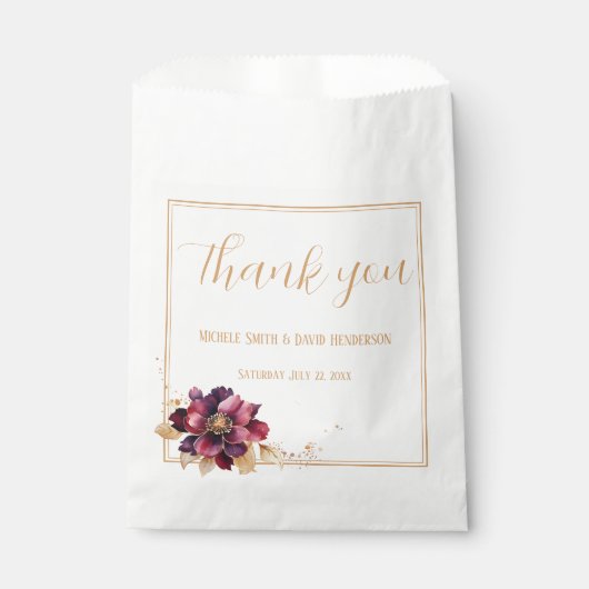 Elegante Burgundy Gold Floral Script Wedding Geschenktütchen (Vorderseite)