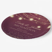 Elegante Burgundy Gold Glitzer String Light Weddin Pappteller (Schrägansicht)