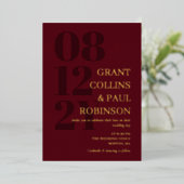 Elegante Burgundy & Gold Typografie Folieneinladung (Stehend vorne)