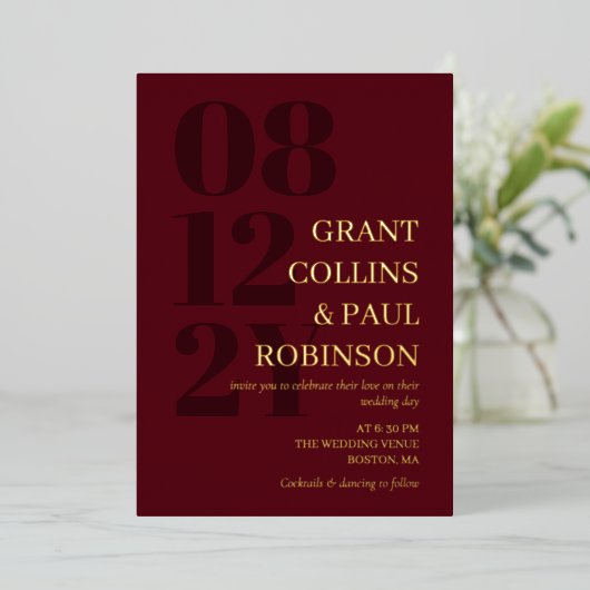 Elegante Burgundy & Gold Typografie Folieneinladung (Stehend vorne)