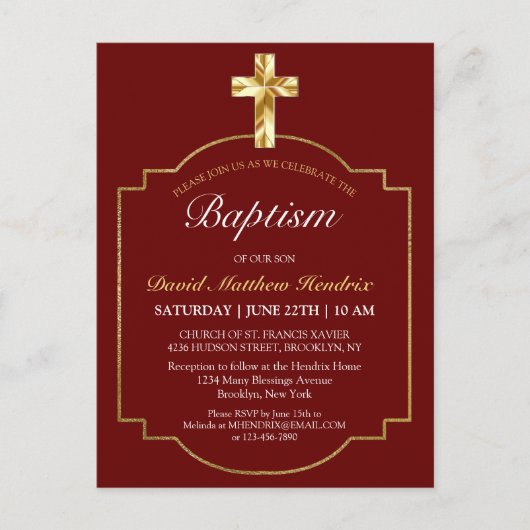 Elegante Burgundy Golden Cross Boys Taufe Invita Postkarte (Vorderseite)