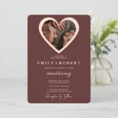 Elegante Burgundy Heart Foto Typografy Wedding Einladung (Stehend Vorderseite)