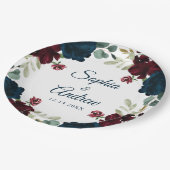 Elegante Burgundy & Navy Rustic Wood Wedding Pappteller (Schrägansicht)