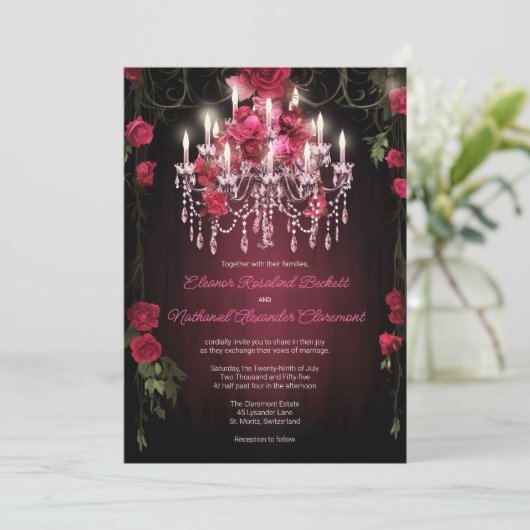 Elegante Burgundy Rose Chandelier Wedding Einladung (Stehend Vorderseite)