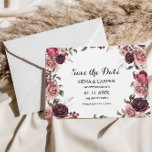 Elegante Burgundy Summer Wedding rettet das Datum Einladung<br><div class="desc">Diese elegante burgundische Sommerhochzeit spart die Datteleinladung und eignet sich perfekt für eine moderne Hochzeit. Das Design besticht durch hübsche bordeauxrote Bordeaux-Bordeaux-Rose,  die hübsch in hübsche Rahmen und Bouquets angeordnet sind.</div>