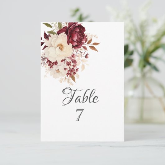 Elegante Burgundy White Blume Einladung (Stehend Vorderseite)