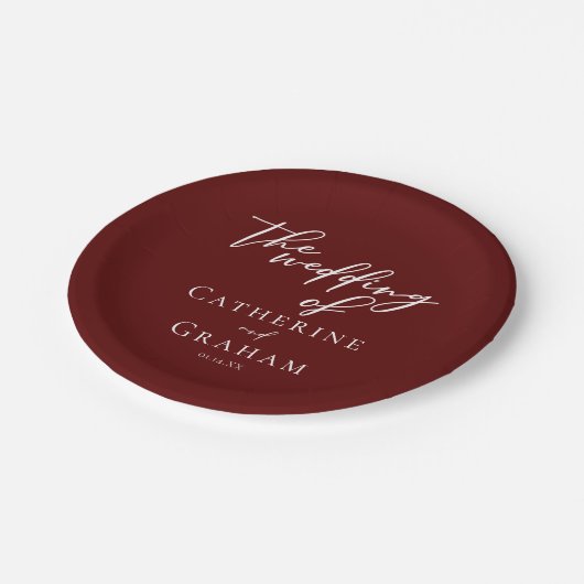 Elegante Burgundy White Script Personalisiert Wedd Pappteller (Schrägansicht)