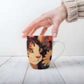 Elegante Calico Katze im Blumengarten Milchtasse