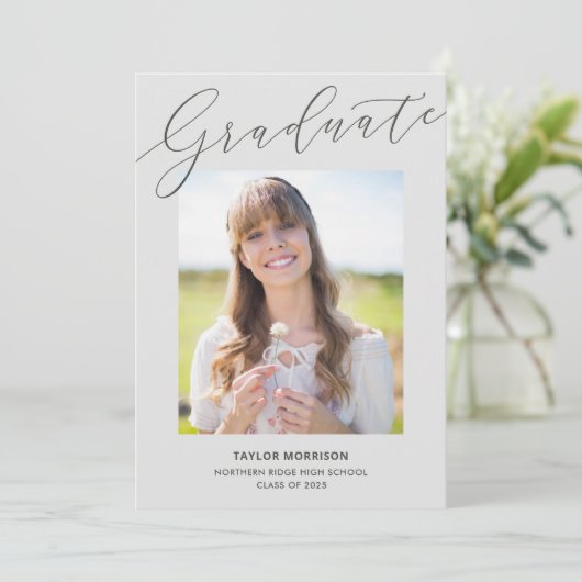 Elegante Calligrafy Gray 2025 Foto Abschluss Einladung (Stehend Vorderseite)