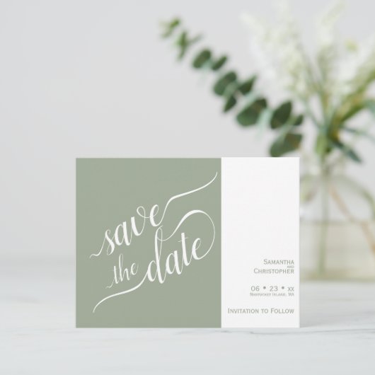 Elegante Calligrafy Sage Wedding Save the Date Ankündigungspostkarte (Stehend Vorderseite)