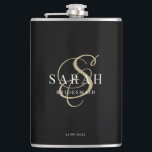 Elegante Calligraphie Black Monogram Bridesmaid Gi Flachmann<br><div class="desc">Dieser hübsche,  maßgeschneiderte Bräunungskolben enthält den Namen einer personalisierten Brautjungfrau,  das kalligraphische Monogramm in goldener Farbe,  die Namen von Braut und Bräutigam und das Hochzeitstag. Alle Texte können bearbeitet werden. Sie können auch die Hintergrund- und Schriftart-Farben ganz nach Ihren Wünschen ändern.</div>