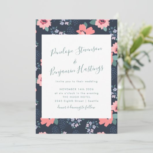 Elegante Calligraphie Navy Blue Floral Wedding Einladung (Stehend Vorderseite)
