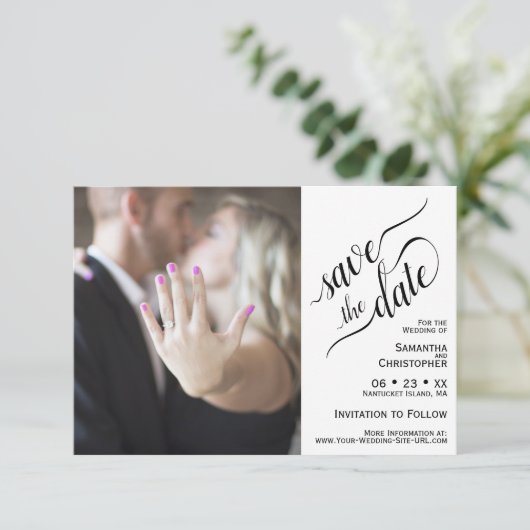 Elegante Calligraphie White 2 Pane Foto Hochzeit Save The Date (Stehend Vorderseite)