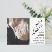 Elegante Calligraphie White Minimalistisch Wedding Save The Date (Stehend Vorderseite)