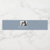 Elegante Calligraphy Dusty Blue Foto Wedding Party Wasserflaschenetikett (Einzelnes Label)