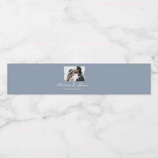 Elegante Calligraphy Dusty Blue Foto Wedding Party Wasserflaschenetikett (Einzelnes Label)