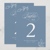 Elegante Calligraphy Dusty Blue Tischnummer (Vorne/Hinten)
