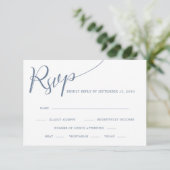 Elegante Calligraphy Dusty Blue Wedding RSVP Karte (Stehend Vorderseite)