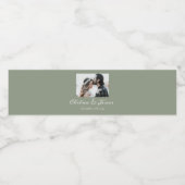 Elegante Calligraphy Foto Sage Green Wedding Wasserflaschenetikett (Einzelnes Label)