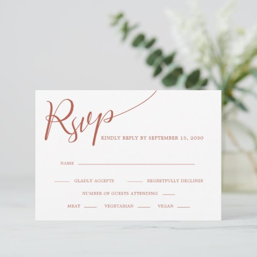 Elegante Calligraphy Terracotta Wedding RSVP Karte (Stehend Vorderseite)