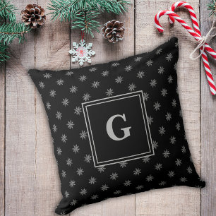 Elegante Chalk White Snowflakes Monogram Black Kissen