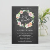 Elegante Chalkboard Blumengarnitur Wreath Baby Sho Einladung (Stehend Vorderseite)