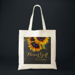 Elegante Chalkboard-Sonnenblumen Hochzeitsjubiläum Tragetasche<br><div class="desc">Rustikale Hochzeit im Herbst im Sommer oder Herbst stilvolle Brautjungfrau / Trauzeugin / Blume Mädchen / Mutter der Braut oder Mutter der Bräutigam Tote Tasche auf dunkelgrauem Kalkboard mit einem schönen Sonnenblumenstrauß mit individuellem Text. Füllen Sie Ihre Informationen in den Flecken, Sie können wählen, um es anzupassen, weitere sich ändernde...</div>