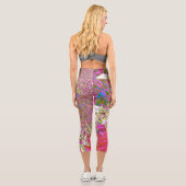 Elegante Chartreuse Green, Pink und Blue Hydrangea Capri Leggings (Rückseite)