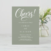 Elegante Cheers Script Sage Grün Hochzeit  Einladung (Stehend Vorderseite)