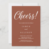 Elegante Cheers-Script Terrakotta-Hochzeit Einladung (Vorderseite)