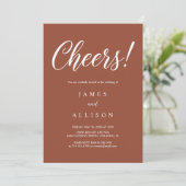 Elegante Cheers-Script Terrakotta-Hochzeit Einladung (Stehend Vorderseite)
