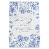 Elegante Chic Blue Toile Chinoiserie Brautparty Mittlere Geschenktüte (Rückseite)