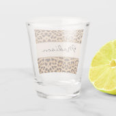 Elegante Chic Leopard Print Personalisiert Script Schnapsglas (Rückseite)