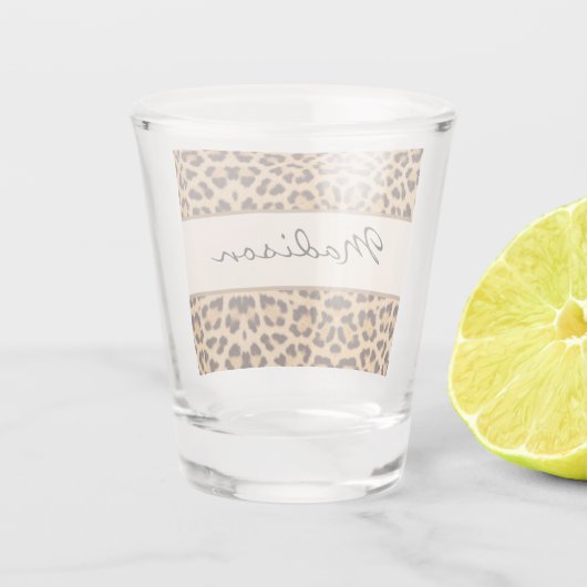 Elegante Chic Leopard Print Personalisiert Script Schnapsglas
