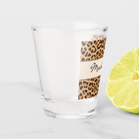 Elegante Chic Leopard Print Personalisiert Script Schnapsglas (Links)