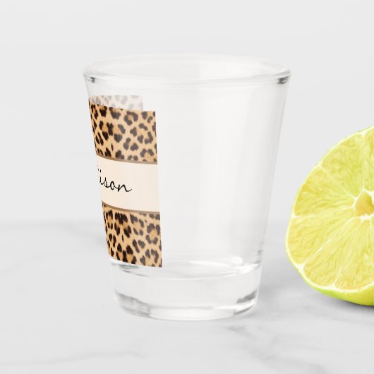 Elegante Chic Leopard Print Personalisiert Script Schnapsglas (Rechts)