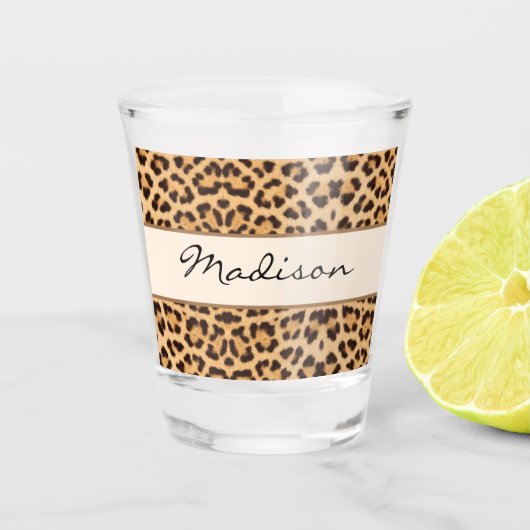 Elegante Chic Leopard Print Personalisiert Script Schnapsglas (Vorderseite)