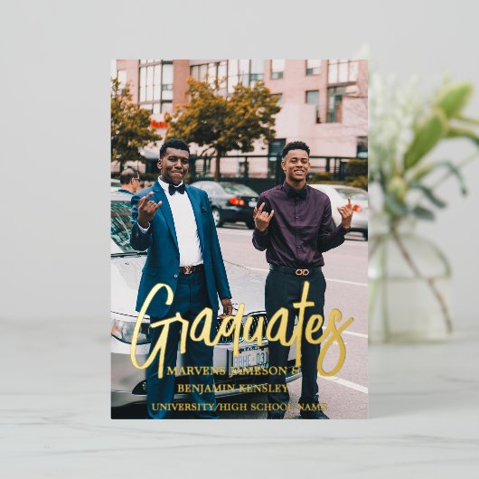 Elegante Chic Twin Double Graduation Party Folieneinladung (Stehend vorne)